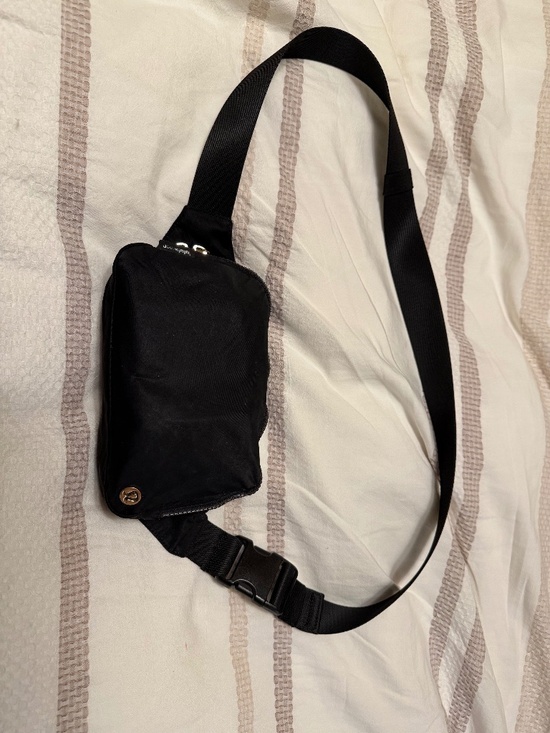 lululemon athletica Handbags - Lululemon Everywhere Belt Bag Large size 2L - used